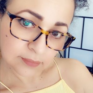 Meet your Posher, Adela